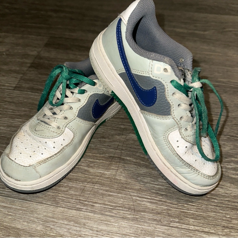 Nike Air Force 1 LV8 sneakers in the Light Silver/Deep Royal Blue color 13 C